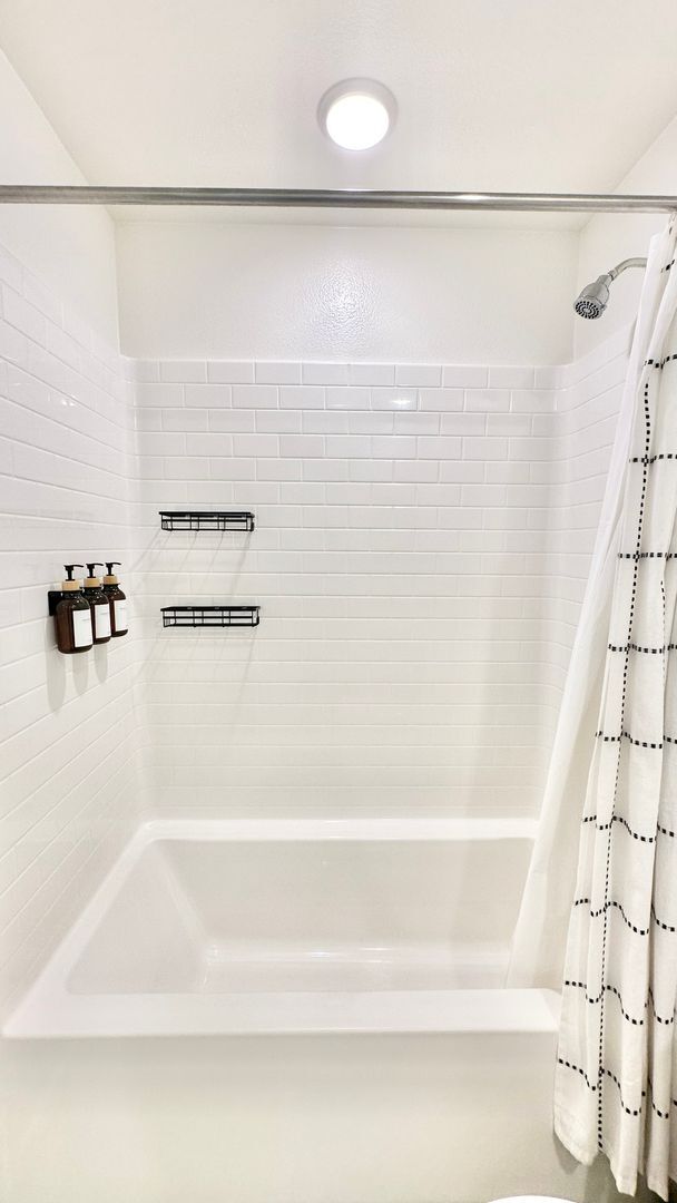 Building Photo - Beautiful, Newer Construction Home in Desi...
