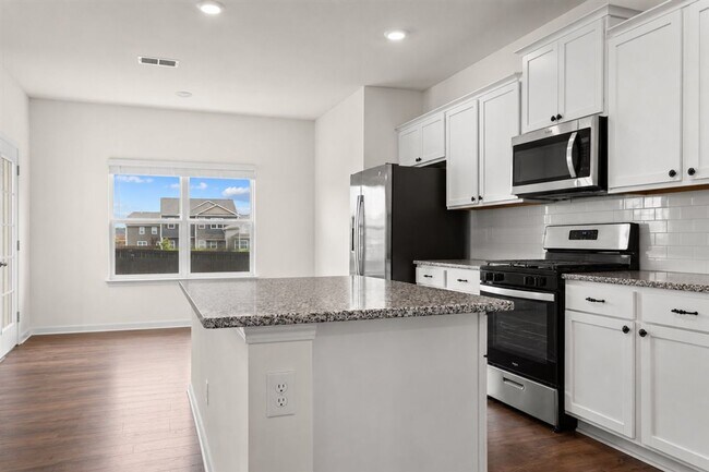 Building Photo - Modern 5 bedroom Home