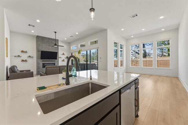 Building Photo - 2941 Delaware St