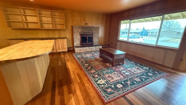 Building Photo - Spunky 3 Bedroom House in Westchester Lagoon! Available NOW!