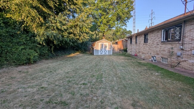 Building Photo - Welcome to this gem located in the heart of Perry township!