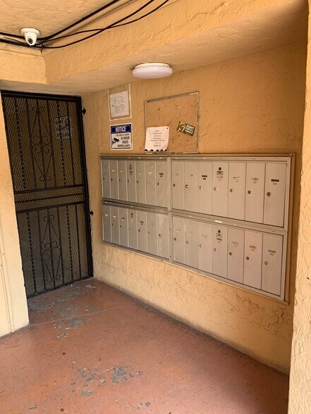 Building Photo - 1335 W 68th St