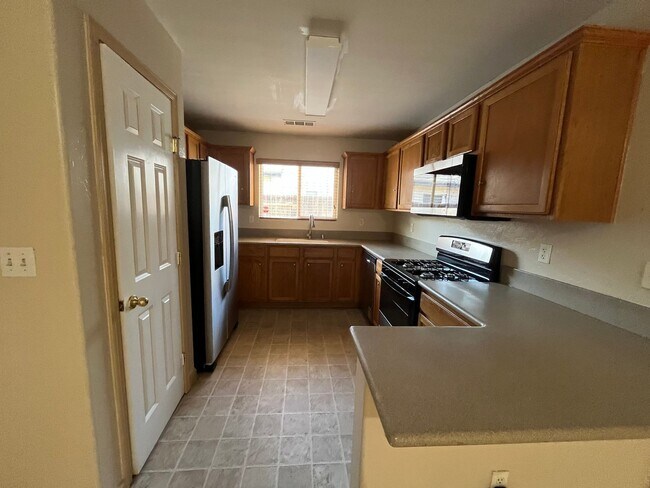 Building Photo - Charming home for rent in Visalia *RENT REDUCED*