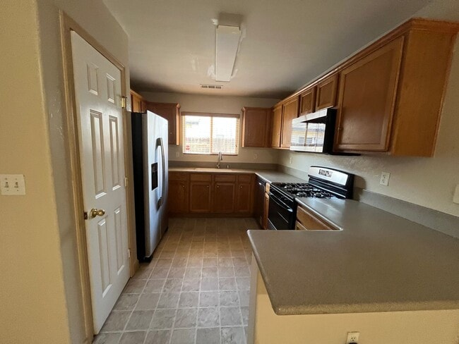 Building Photo - Charming home for rent in Visalia
