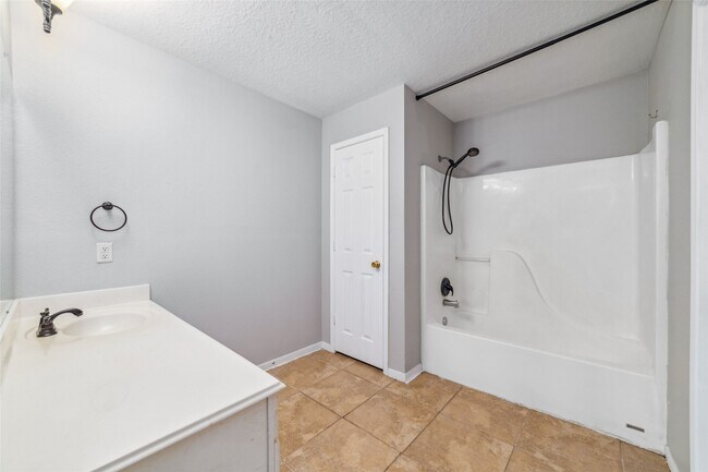 Building Photo - 10810 Meadow Walk Ln