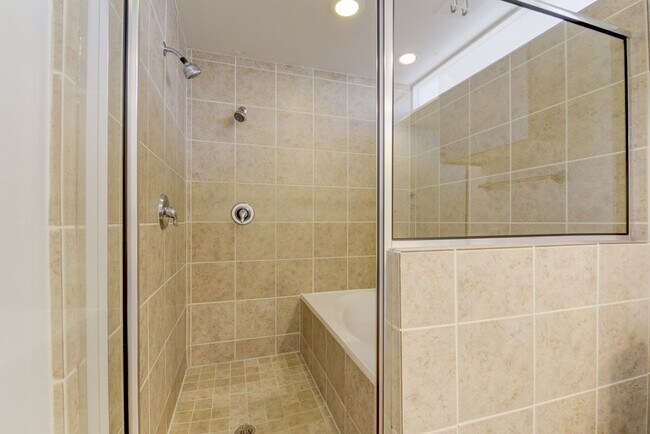 Building Photo - Modern Townhome In The Heart Of Midtown!