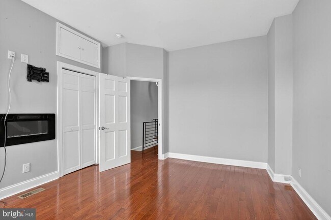 Building Photo - 2319 E Somerset St