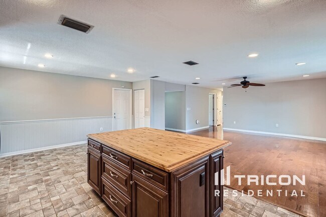 Building Photo - 2062 Southpointe Dr