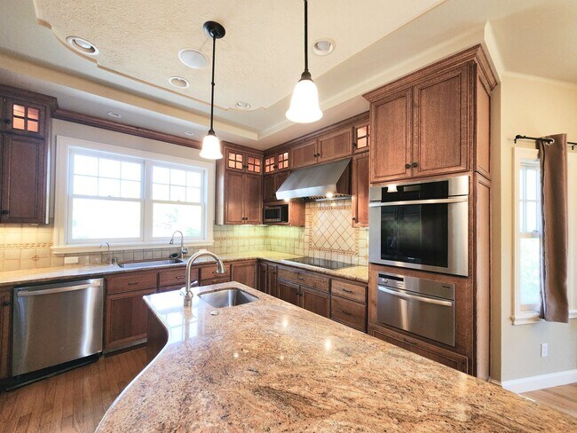 Building Photo - Elegant, spacious home in San Mateo