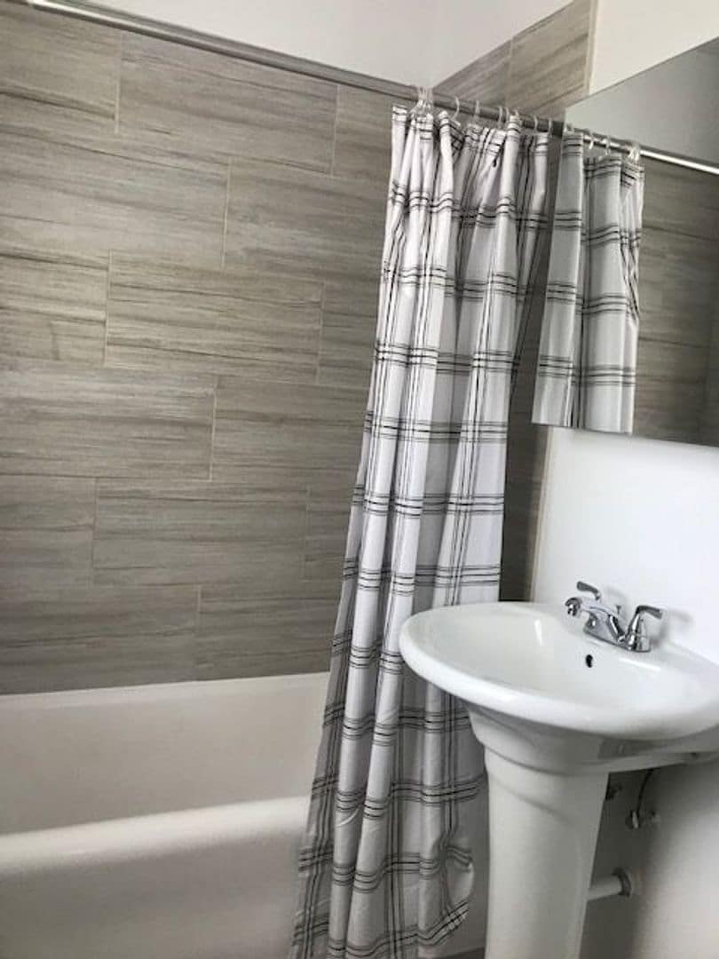 Building Photo - 1601 W Thome Ave