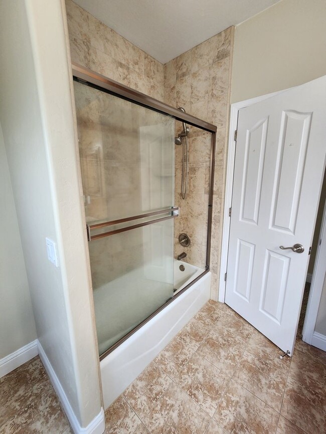 Building Photo - Gorgeous and Spacious 4 Bedroom Home