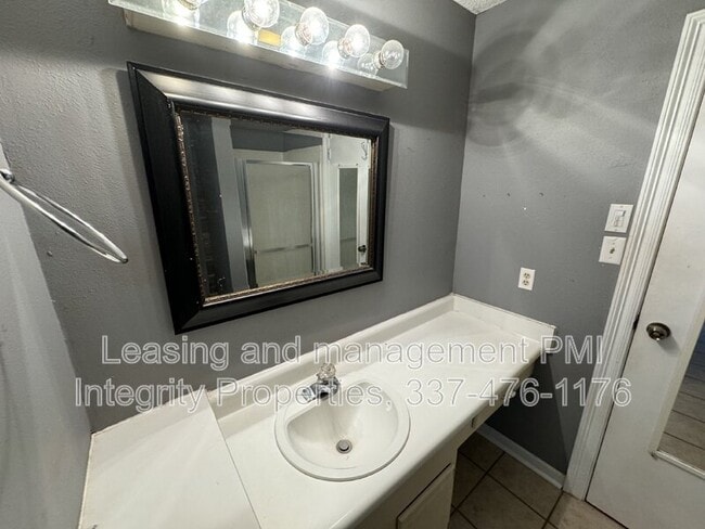 Building Photo - 107 Village Ln