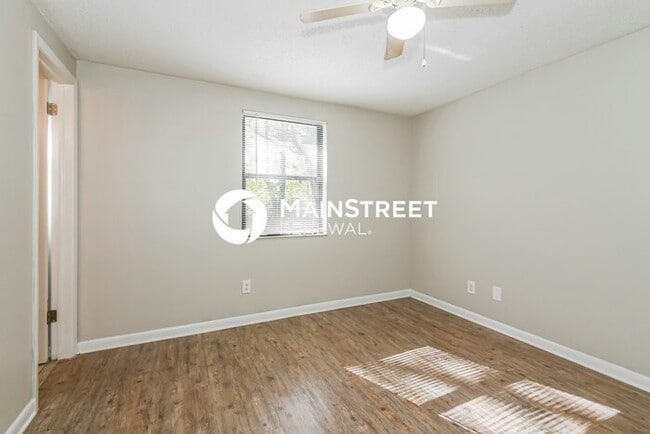 Building Photo - 4 Bedroom Pet-Friendly Home in Jacksonville, FL with Main Street Renewal