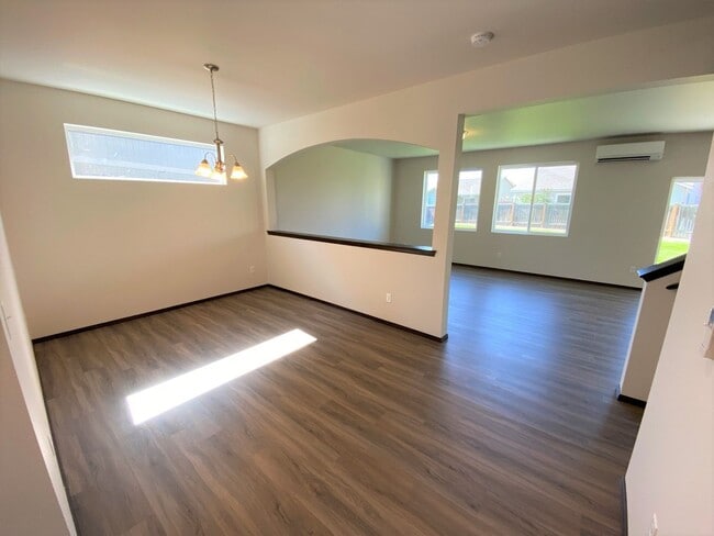 Building Photo - Newer, Spacious 5 Bedroom 3 Bed House!
