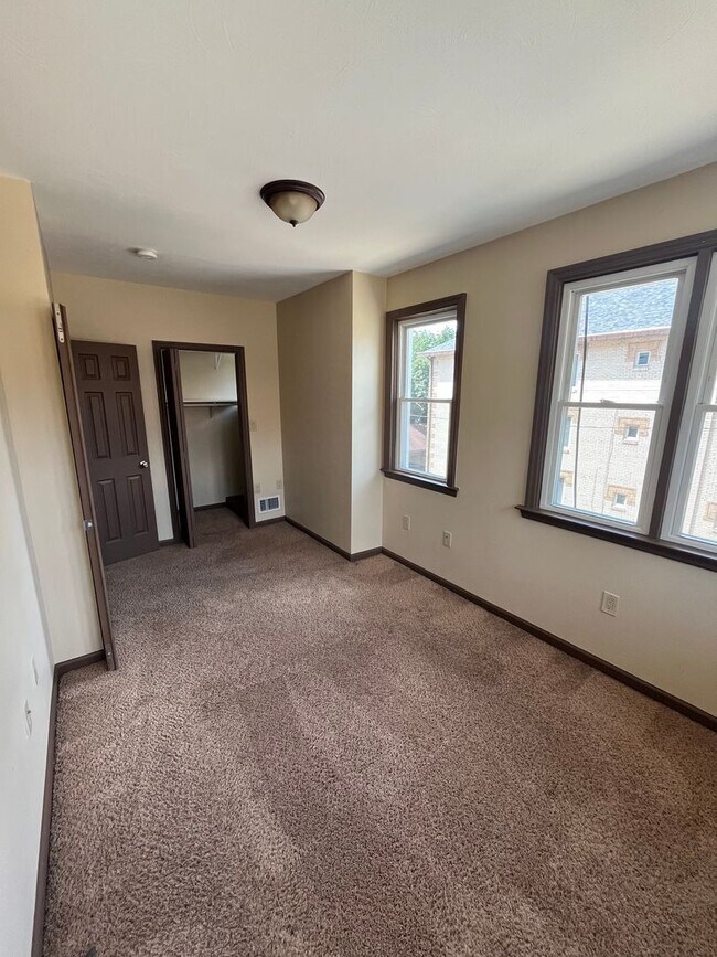 Building Photo - 15 N Meadowcroft Ave