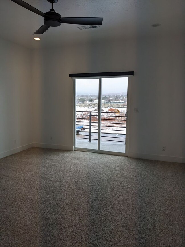 Building Photo - Bright open floor plan with a Great view. ...