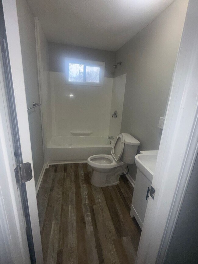 Building Photo - 6 bdrm 3 bathroom home for rent