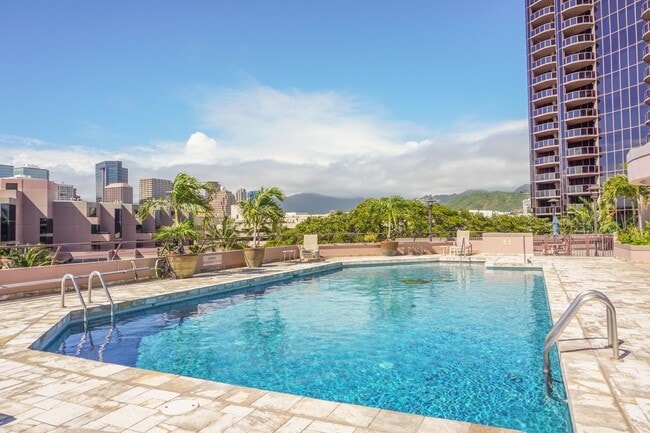 Building Photo - Luxurious 2 bed/2bath/2 parking Fully Furnished in One Waterfront Towers