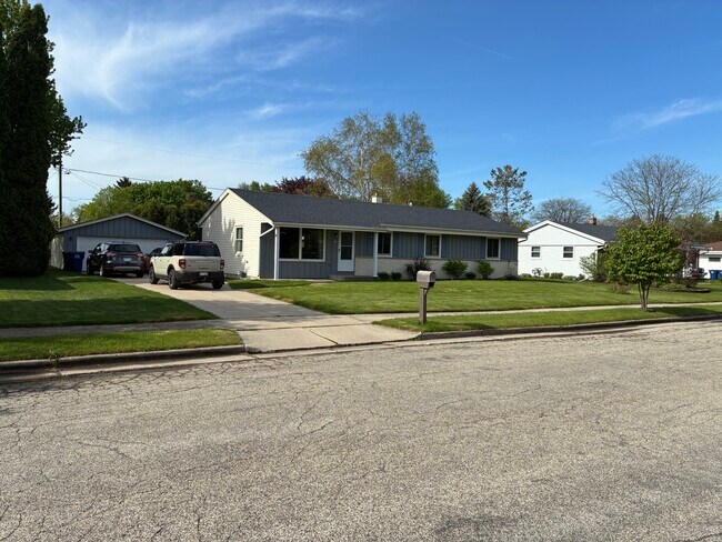 Building Photo - 209 W Cedar St