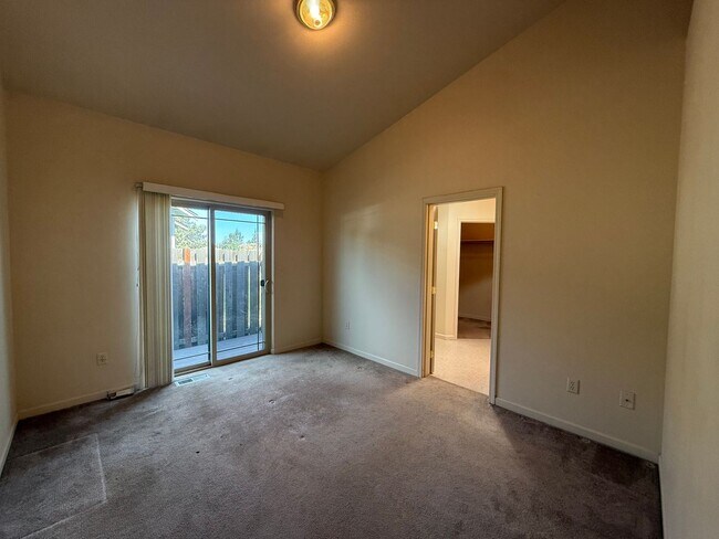 Building Photo - h826