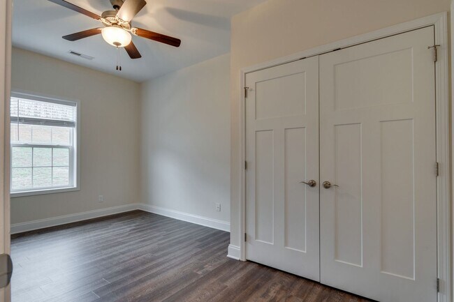 Building Photo - 2 Bedroom 1 car garage