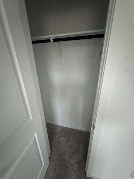 Building Photo - 7116 Waterford Crk Ct