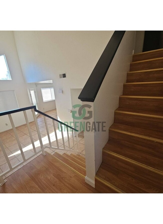 Building Photo - Beautiful 3 BEDROOM 2.5 BATH HOME IN MODES...