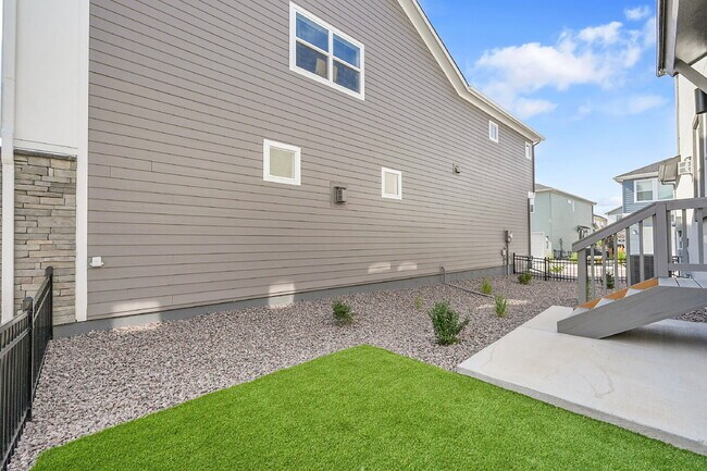 Building Photo - $2,495.00, 3 bed,2.5 bath located in Color...