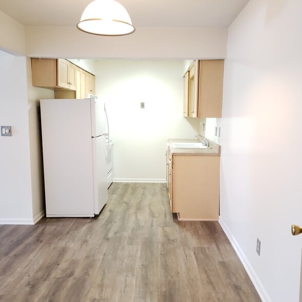 Kitchen/dining - 9533 University Ave