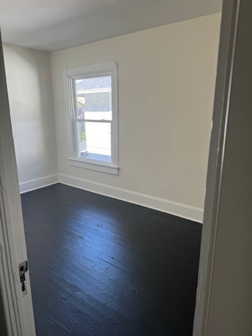 Building Photo - Spacious Newly Remodeled 3 Bedroom - 1/2 O...