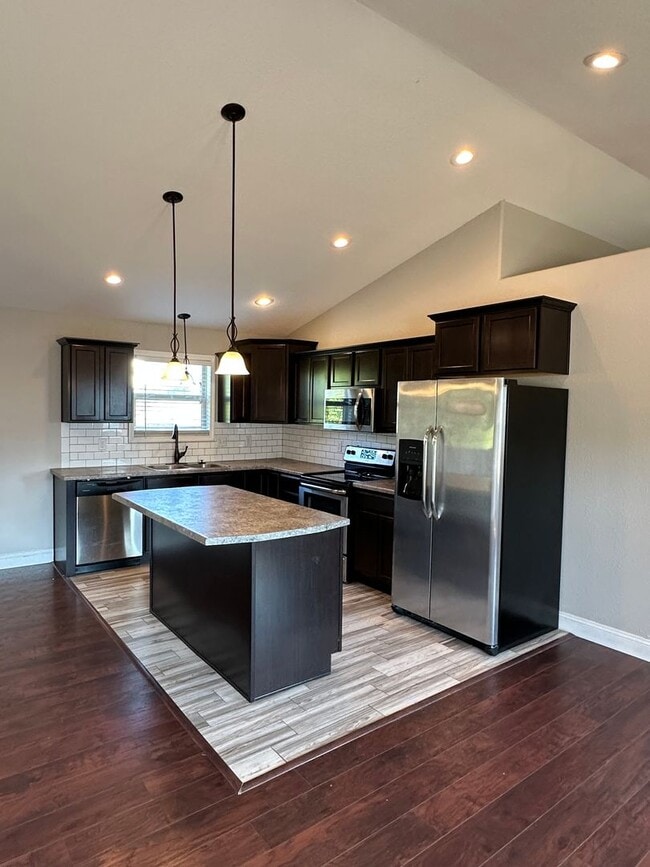 Building Photo - 4 Bedroom 3 Bath 2 Stall Garage in Waynesville - Available with 30 day notice