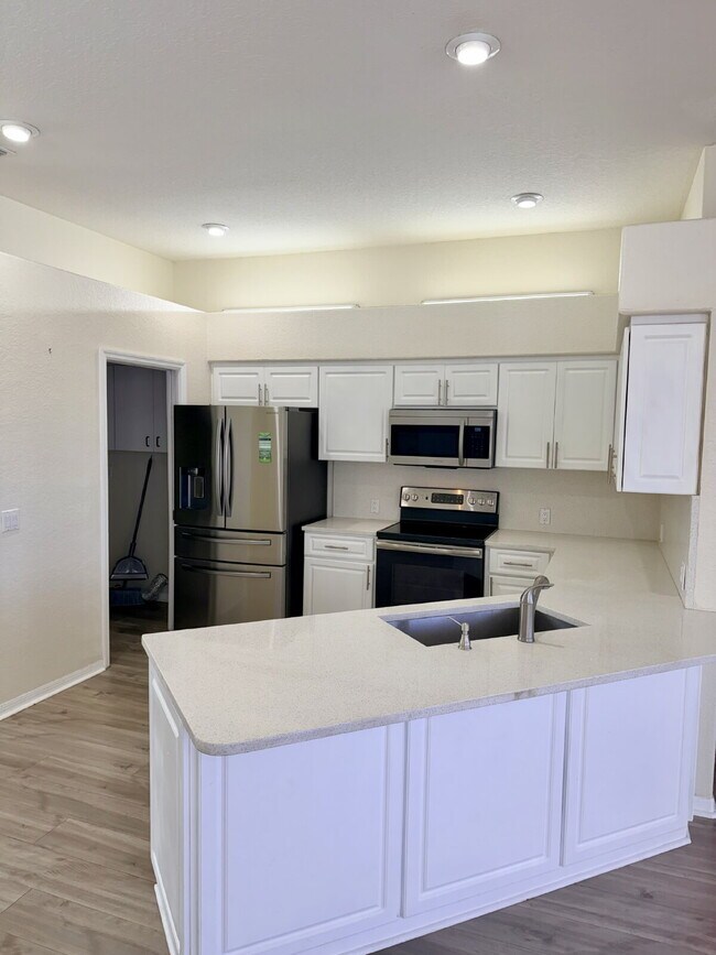 Building Photo - Beautifully maintained POOL home for Rent.