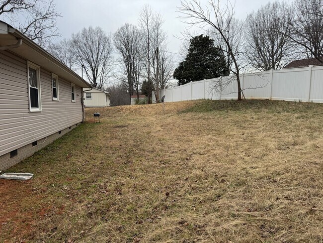 Building Photo - Move-in Ready!