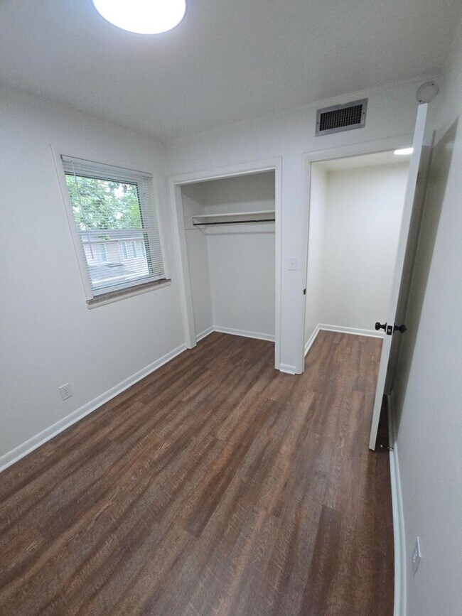 Building Photo - 2 bedroom 1 bath