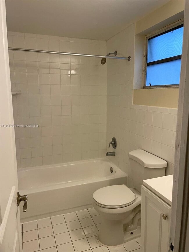 Building Photo - 815 W 40th St
