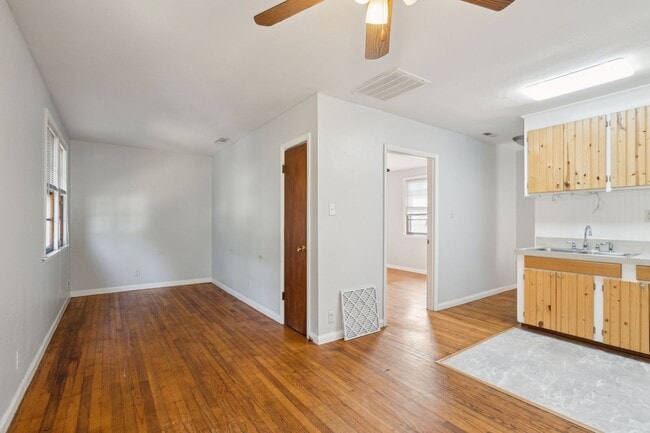 Building Photo - Quaint One BR Frog Rental - Steps from Park Circle with Private Yard!