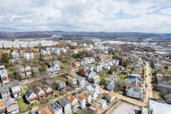 Building Photo - Stunning 3 bedroom home in McKees Rocks available April 15!
