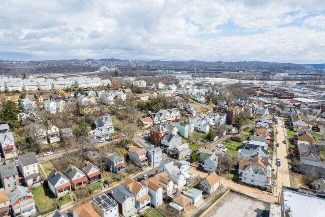 Building Photo - Stunning 3 bedroom home in McKees Rocks available May 15!