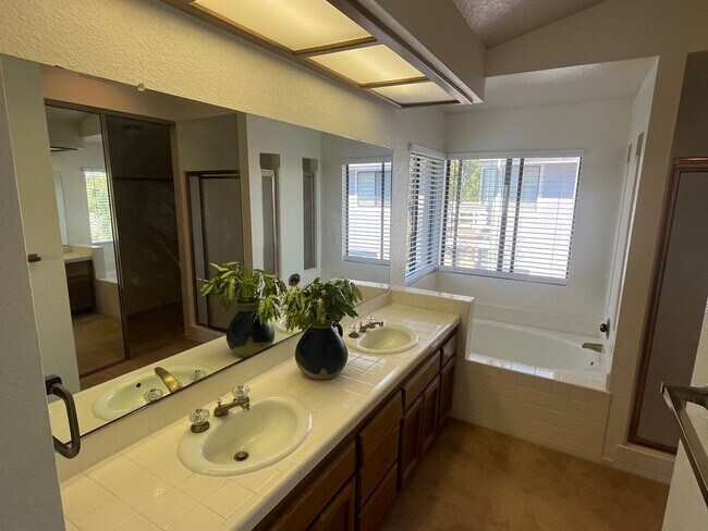 Building Photo - 4 Bedroom Home with 3- Car Garage in Hercules