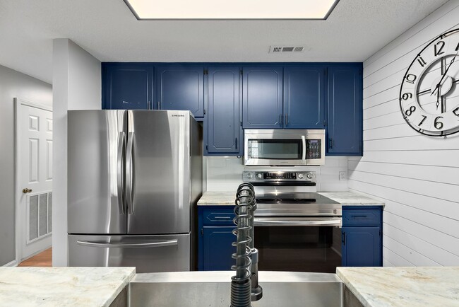 Building Photo - Available NOW-105 Pineridge Drive