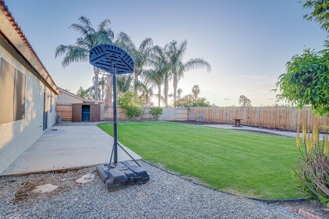 Building Photo - Home in NW Bakersfield!
