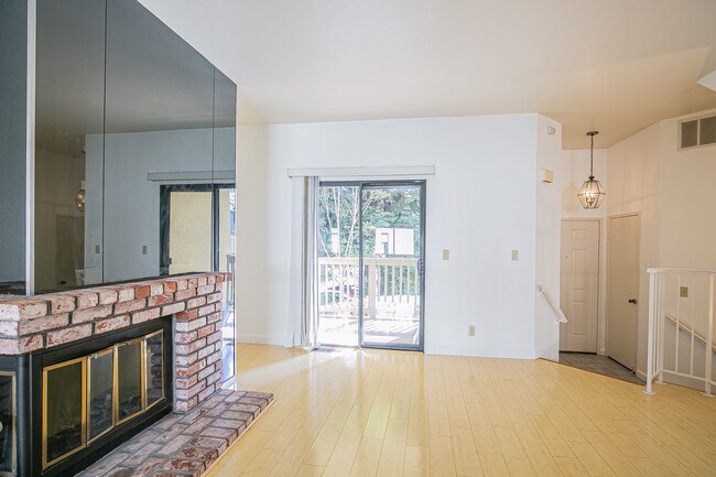 Building Photo - 1912 Magdalena Cir