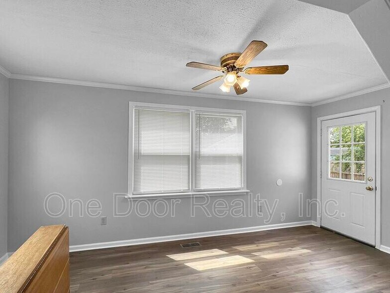 Building Photo - 130 Nelson Dr