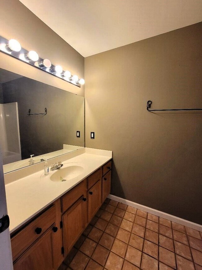 Building Photo - Charming and specious   3BR House in Bryant