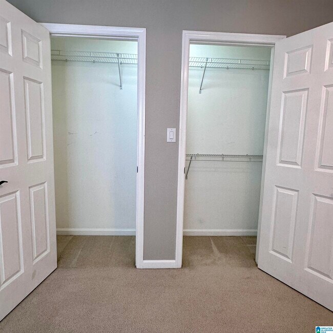 Building Photo - 5982 Valley Way