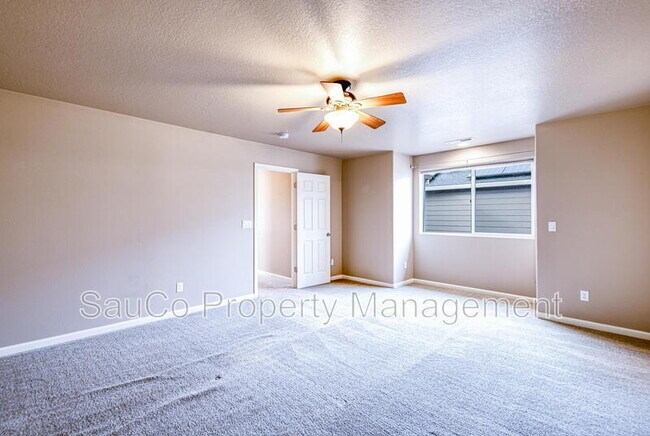 Building Photo - 3722 SE Oakleaf St