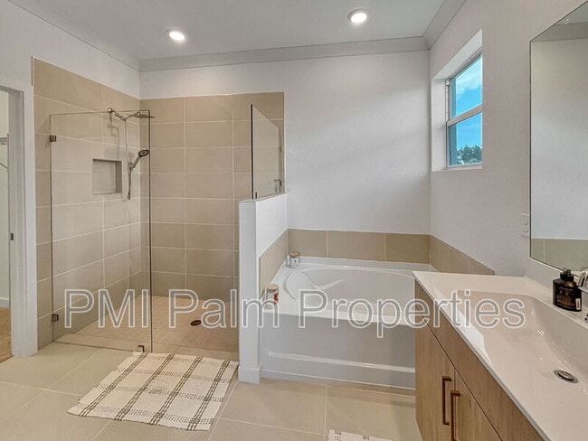 Building Photo - 5989 SE Sky Blue Cir