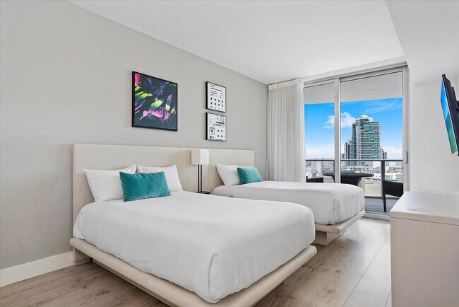 Building Photo - 4011 S Ocean Dr