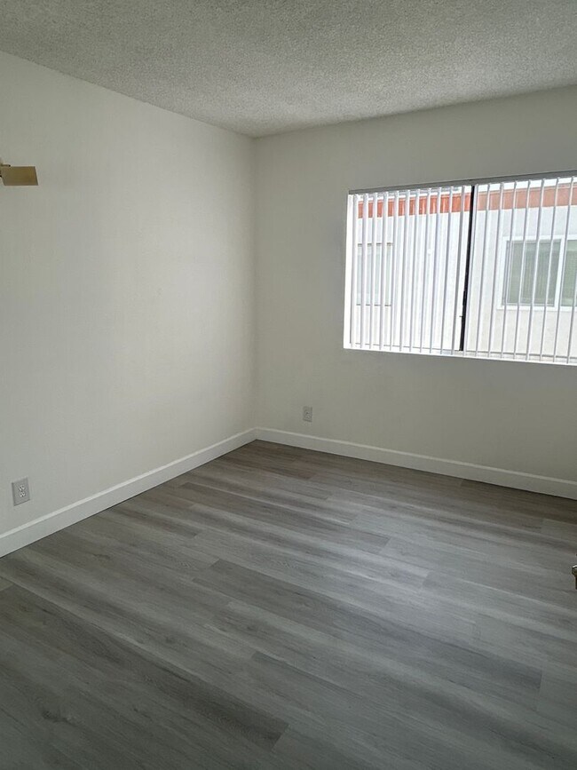 Building Photo - 3 Bedroom Condo for rent in the most desirable Alhambra Area Walking to Alhambra HS