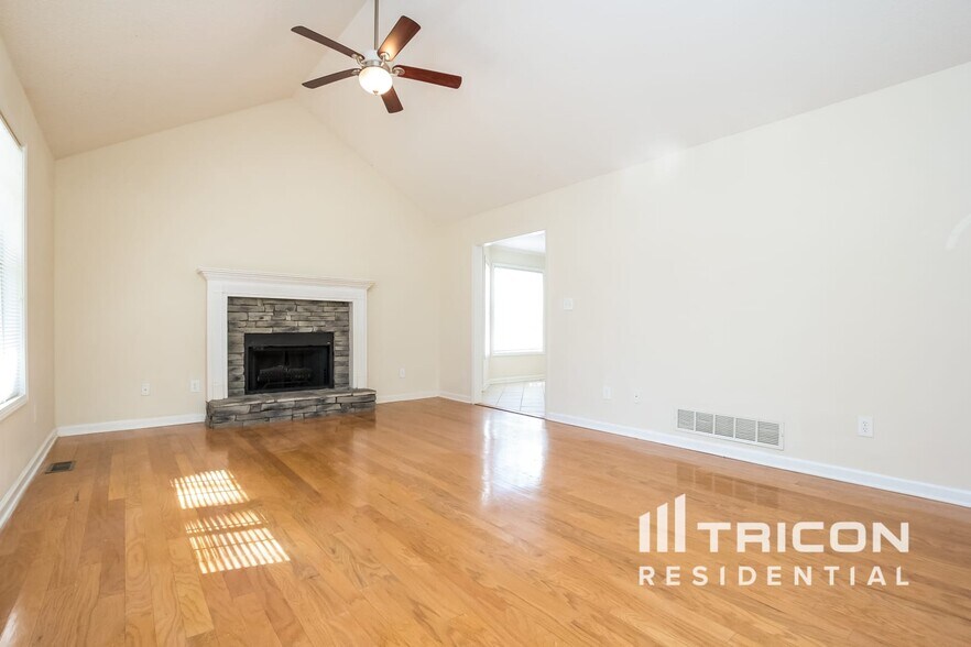 Building Photo - 1601 Larkwood Dr